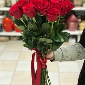 Букет из 21 эквадорской розы с лентой