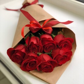 Букет из 7 роз в крафте