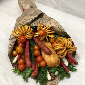 Мужской букет из колбасок, сыра, черри и крендельков