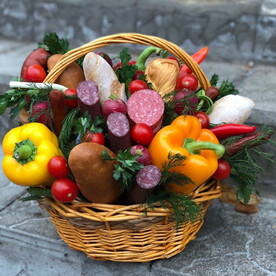 Корзина из колбас и овощей