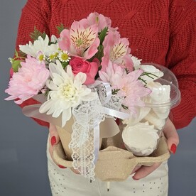 Нежный набора из цветов и безе