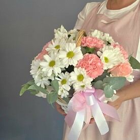 Корзина с розами и хризантемами