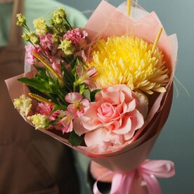 Яркий букет из хризантемы, альстромерии и эустомы