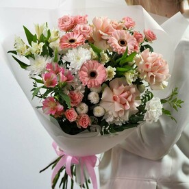 Великолепный букет с альстромерией, французской розой, нарциссом