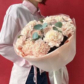 Букет моно гвоздики с эвкалиптом