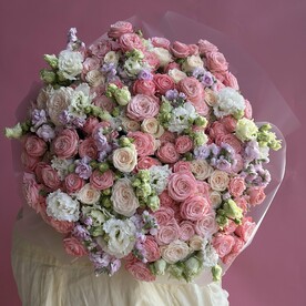 Огромный букет из пионовидных роз и эустомы