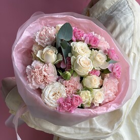 Нежный букет из пионовидных роз и гвоздик