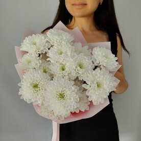 Нежный букет-комплимент из хризантем