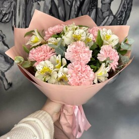 Букет с альстромерией и диантусами