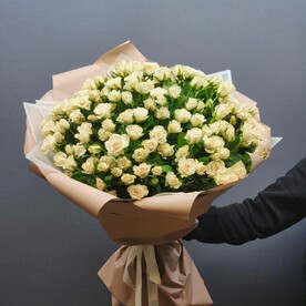 Сливочно-цветочные грани - букет из 25 роз кустовых в упаковке