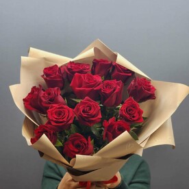 Соблазн - букет из 15 роз красных в упаковке