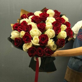 Престижная награда - букет из 41 розы (красных и белых ) в упаковке