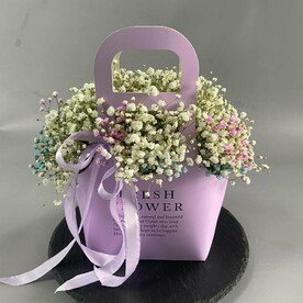 Композиция в сумке с гипсофилой
