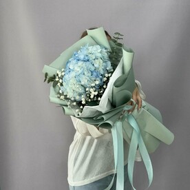 Цветы букет с гортензией и гипсофилой голубой