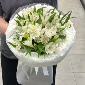 Букет из белой альстромерии, 8 март