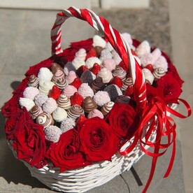 Корзина с клубникой и розами
