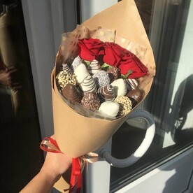 Барокко XS красная роза, клубника в шоколаде