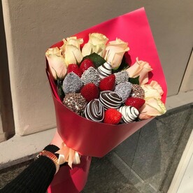 Барокко L микс розы и клубника в шоколаде
