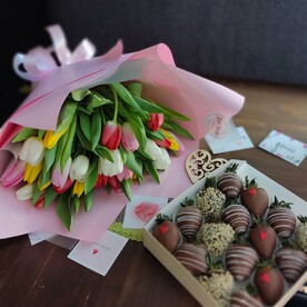 8 марта Тюльпаны микс + клубника в шоколаде . Комбо