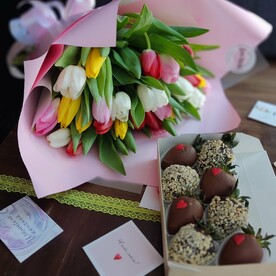 8 марта Комбо: 25 тюльпанов + 8 клубник в шоколаде