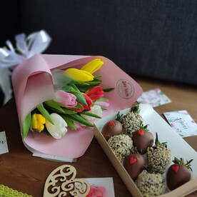 8 марта Комбо: Тюльпан микс 11 + 8 клубник в шоколаде