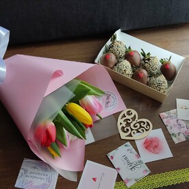 Комбо: 7 тюльпан микс + 8 клубника в шоколаде
