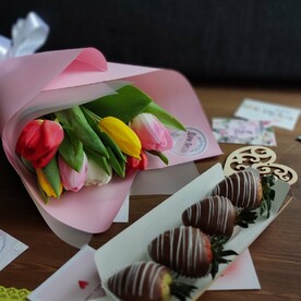 Комбо: 7 тюльпанов + 4 клубники в шоколаде