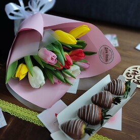 8 марта Комбо : Тюльпан микс 11 + 4 клубник в шоколаде