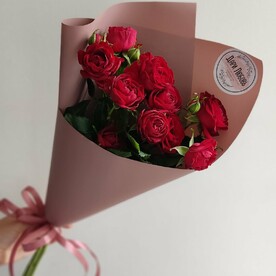 Яркая кустовая роза, букет