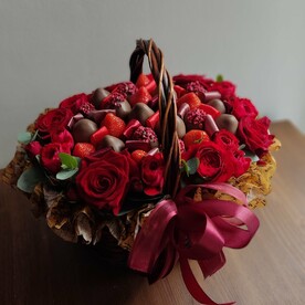 Очень красивая корзина с розами и клубникой