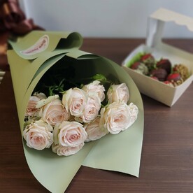 Комбо презент роза кустовая + клубника в шоколаде