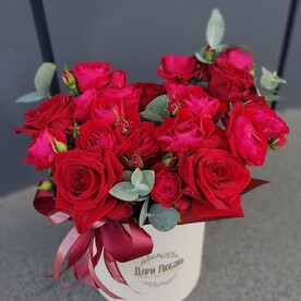Красные розы в шляпной коробке