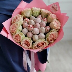 Сатурн с розовыми розами