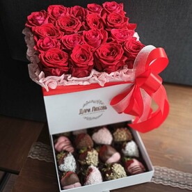 Шкатулка 17красных роз 16 клубник