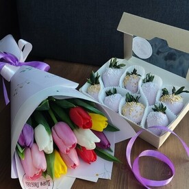 Комбо Весна: 11 тюльпанов+8 клубник. 8 марта