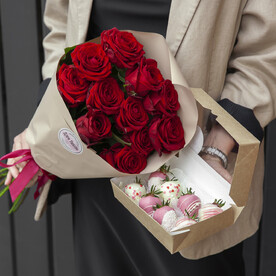Комбо 11 роз + 8 клубник в шоколаде