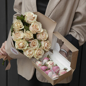 Комбо 11 кремовых роз 8 клубник в шоколаде