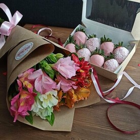 Комбо 5 альстромерий и 8 клубник