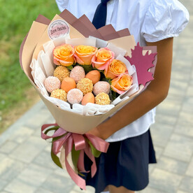 Нежный кремовый букет розы и клубника. Барокко