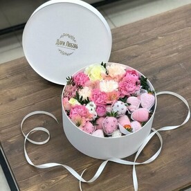 Box berry М, клубника и цветы