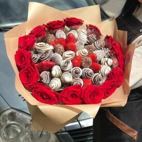 Сатурн L микс, красные розы и клубника в шоколаде