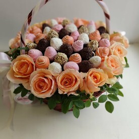 Корзина позы и клубника в шоколаде