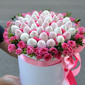 Клубнично-цветочный бокс М