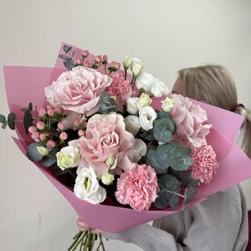 Нежный букет из французских роз, лизиантуса и гипперикума