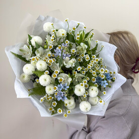 Букет Полевой из хризантемы Ньютон, незабудок и ромашек