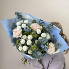 Букет из стойких цветов хризантемы Ньютон, незабудок и эрингиума
