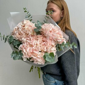 Букет нежные гортензии с эвкалиптом