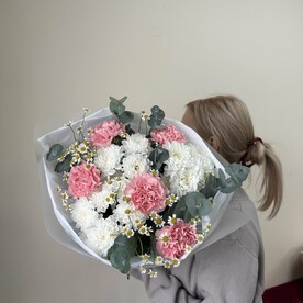 Букет из стойких цветов хризантем диантусов и ромашек