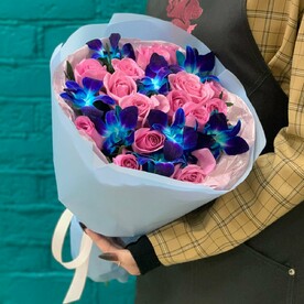 Букет из 15 розовых роз и дендробиума