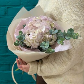 Букет из нежной гортензии и эвкалипта